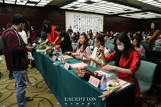 “十雅”魅力綻放，你們注意到女神手上的藍色錦魚了嗎？-別墅設計,軟裝設計,室內設計,豪宅設計,深圳例外軟裝設計公司